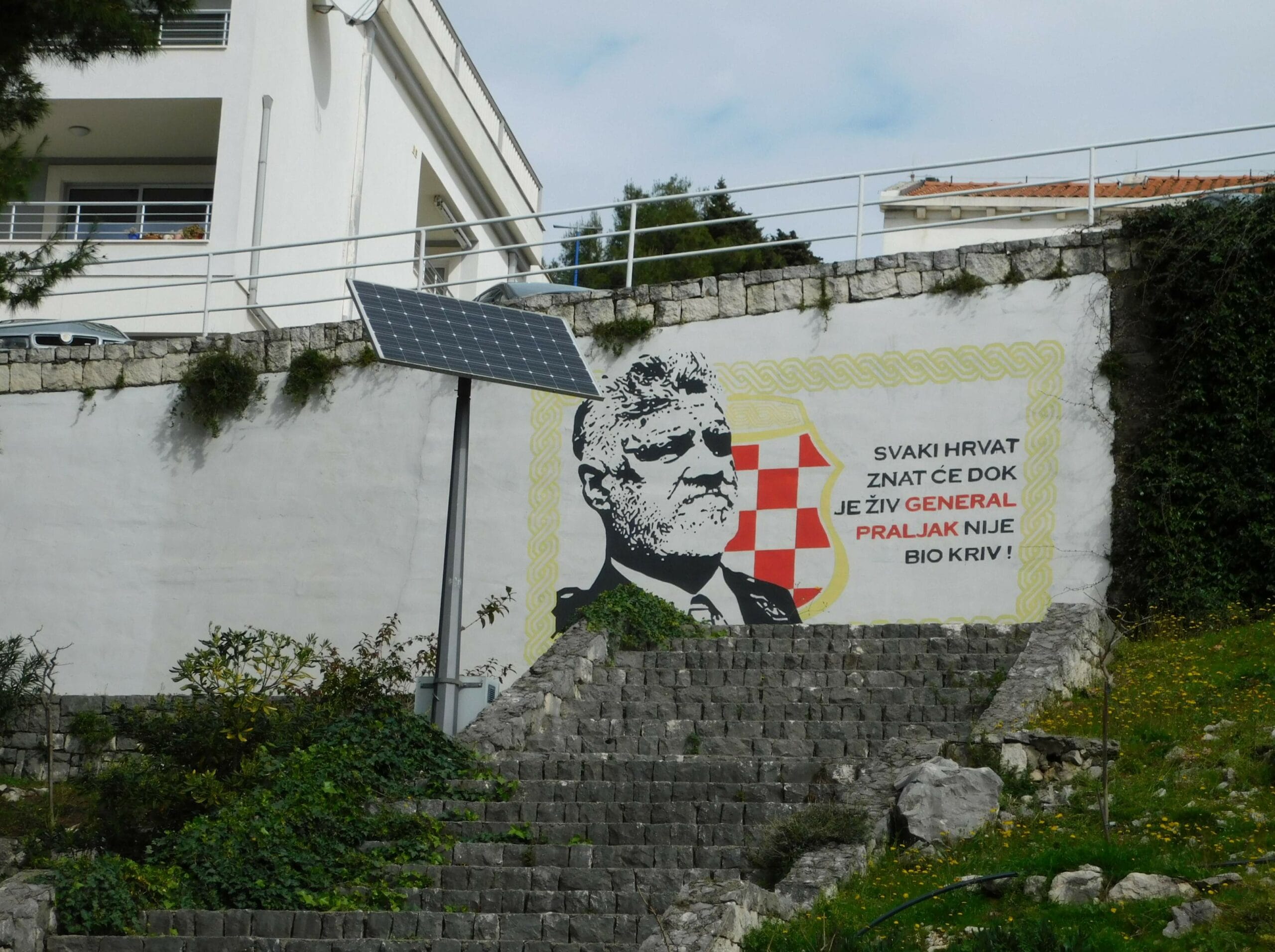 Mural ratnog zločinca Slobodana Praljka na javnoj površini u Neumu